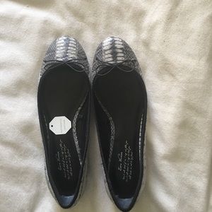 Zara Sz 40 leather snake print flats